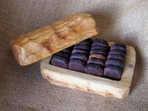 runas vikingas de madera de amaranto y tejo con caja de ciprés