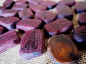 runas vikingas de madera de amaranto y tejo con caja de ciprés