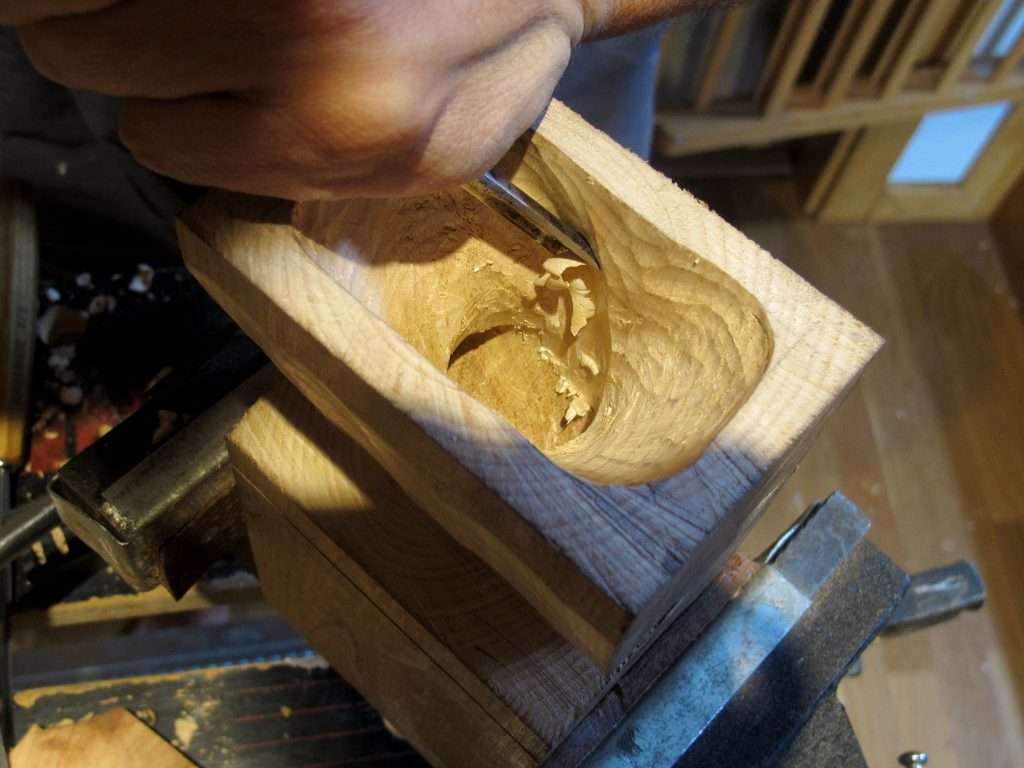 amplificador para móvil fabricado en madera de forma artesanal