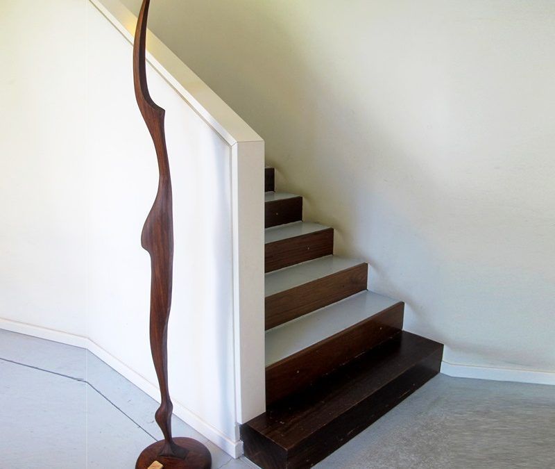 escultura orgánica de madera de iroko