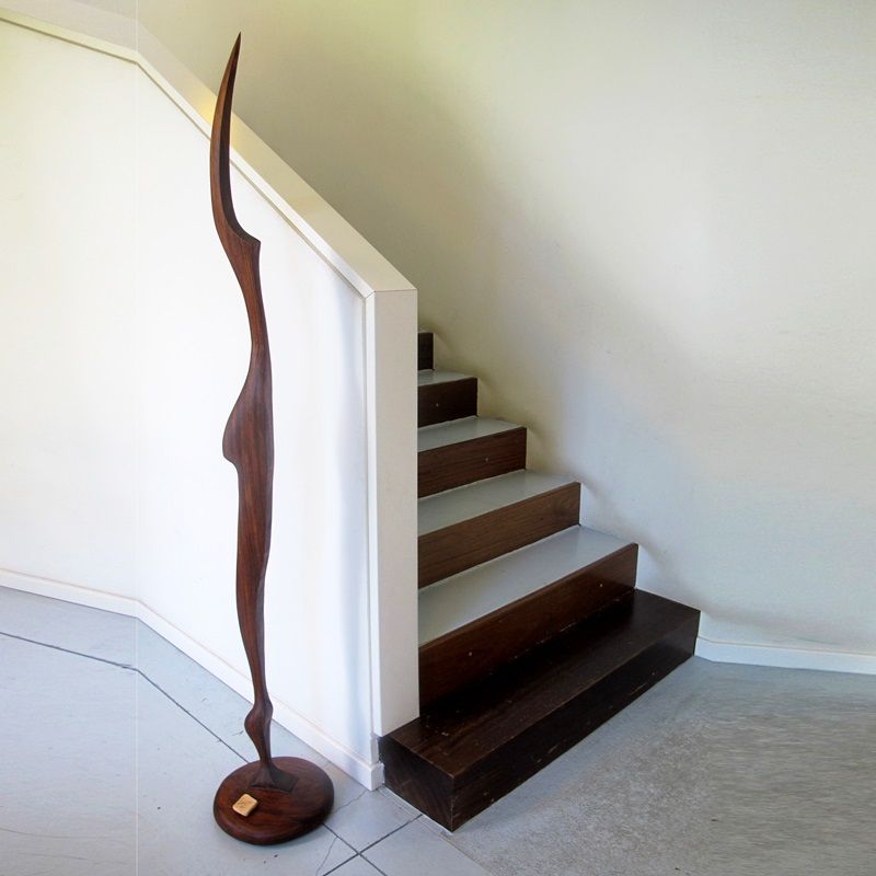 escultura orgánica de madera de iroko