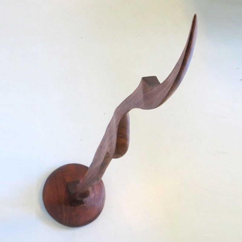 escultura orgánica de madera de iroko