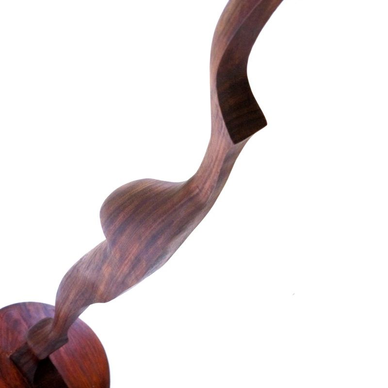 escultura orgánica de madera de iroko
