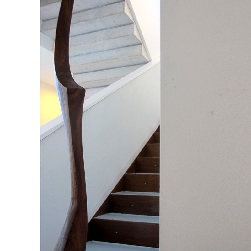 escultura orgánica de madera de iroko