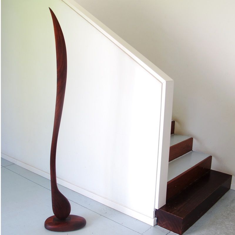 escultura orgánica de madera de iroko