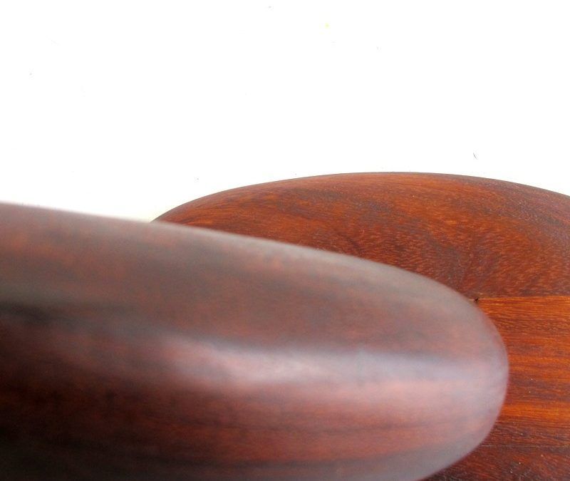 escultura orgánica de madera de iroko