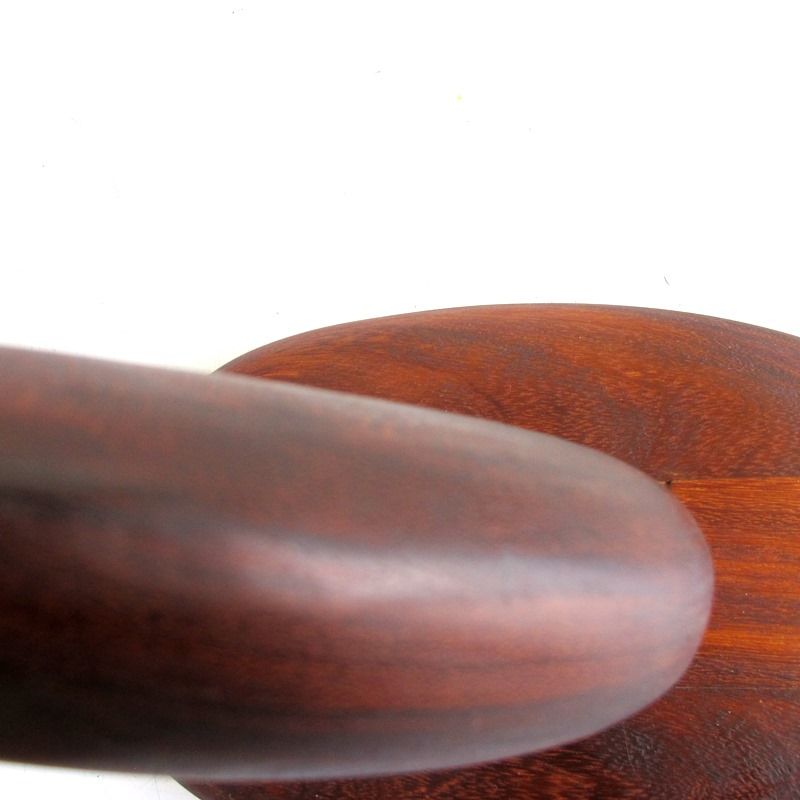 escultura orgánica de madera de iroko