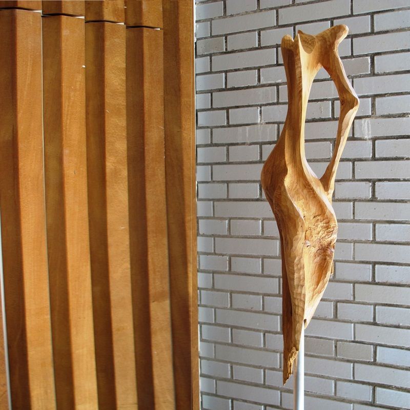 escultura de madera a partir de viga de castaño reciclada