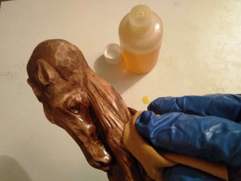 Aplicación de aceite de linaza como acabado de bastón tallado de madera