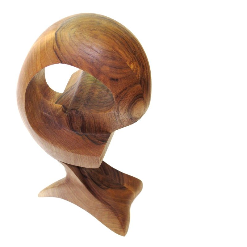 escultura orgánica de madera de nogal