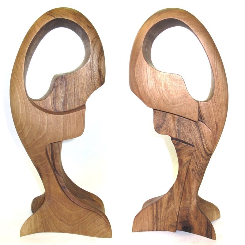 escultura orgánica de madera de nogal