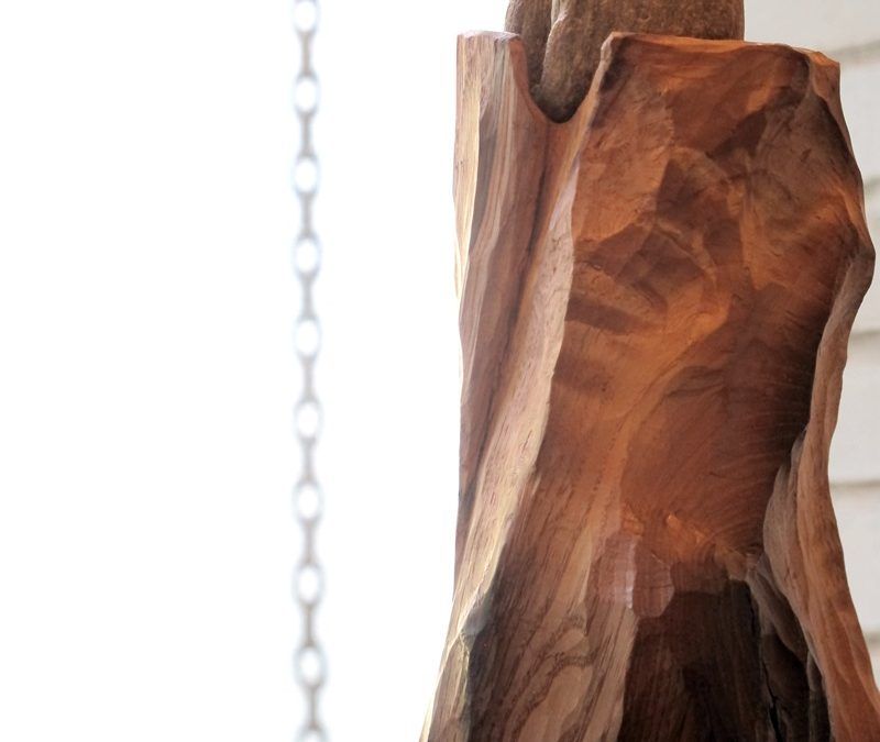 escultura madera y piedra