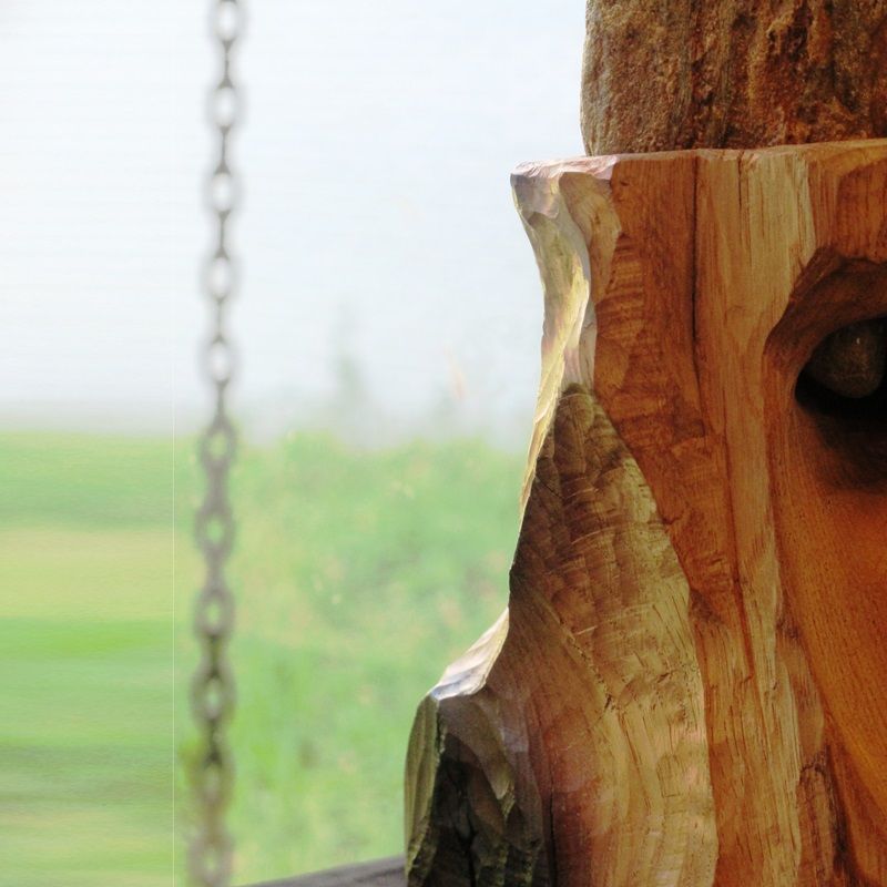 escultura madera y piedra