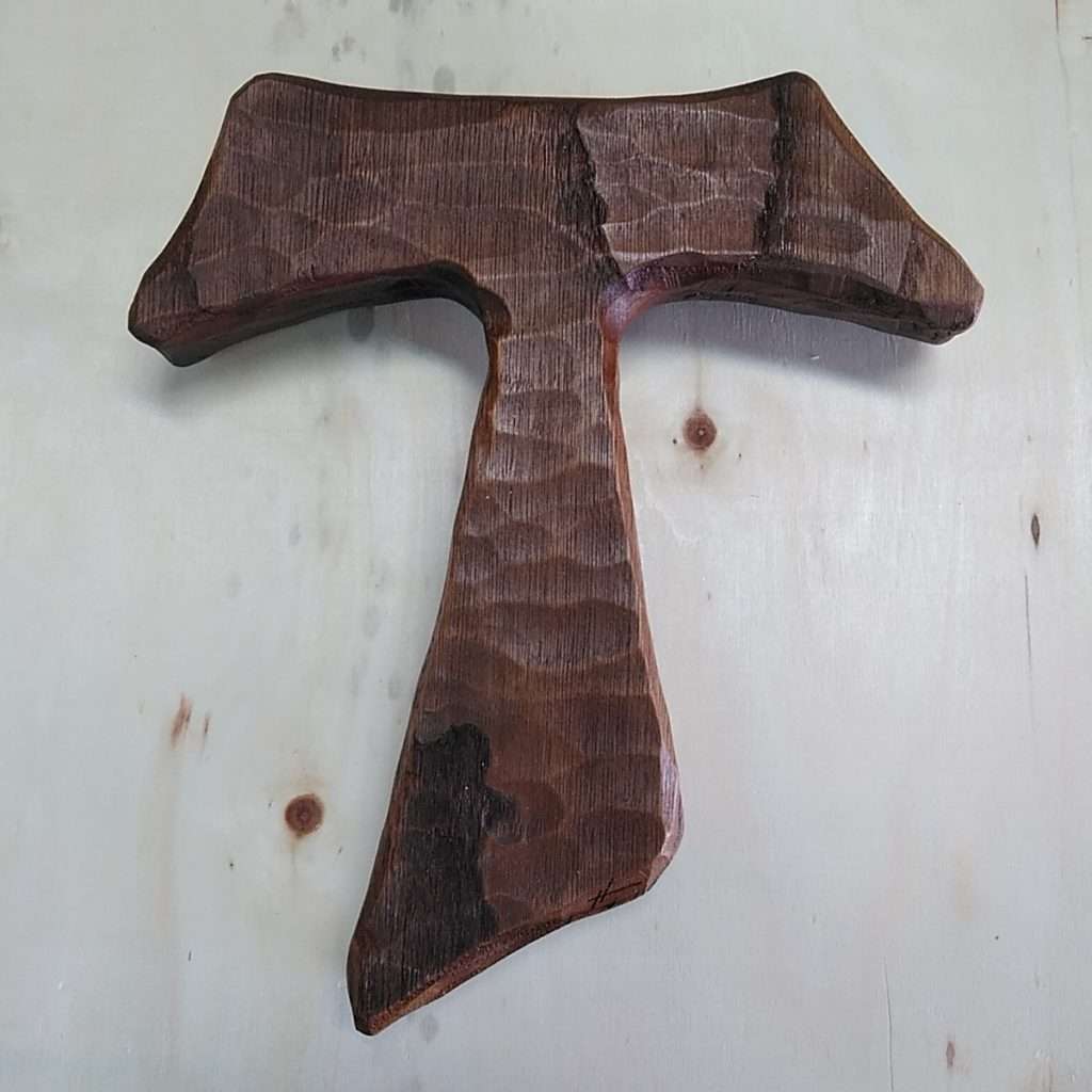 Cruz tau tallada en madera