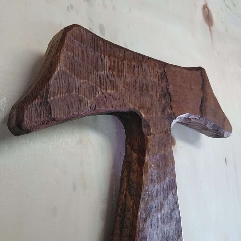 Cruz tau tallada en madera