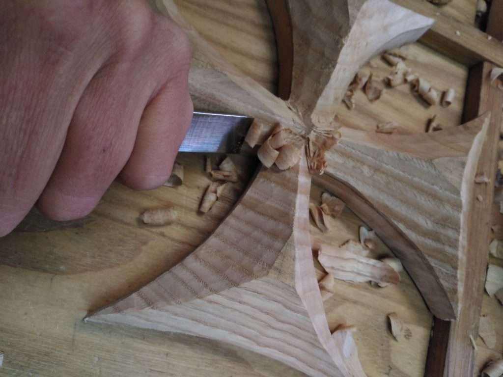 cruz templaria tallada en madera