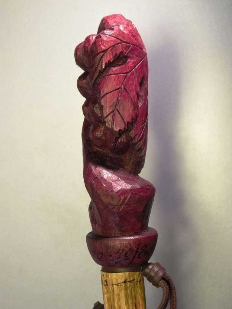 Bastón artesanal en madera de amaranto. Motivos con hoja de parra y racimo de uvas.
Longitud: 1,30 m