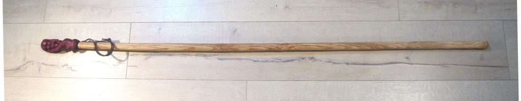 Bastón artesanal en madera de amaranto. Motivos con hoja de parra y racimo de uvas.
Longitud: 1,30 m