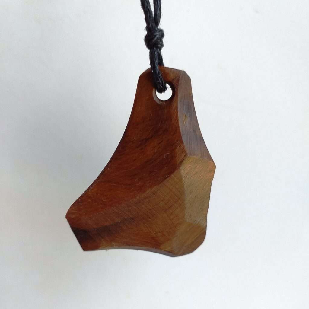 colgante artesanal de madera de raiíz de nogal